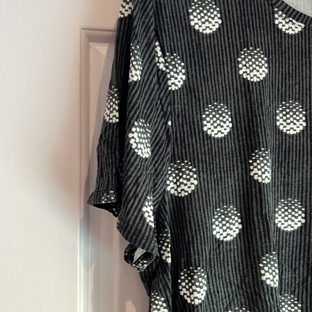 Alfani Black and White Patterned Short Sleeve Top - Picture 4 of 6